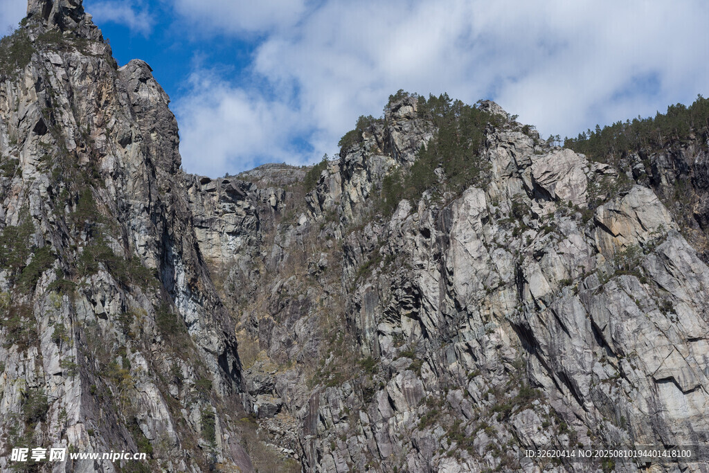 巍峨险峻的壮丽山峰