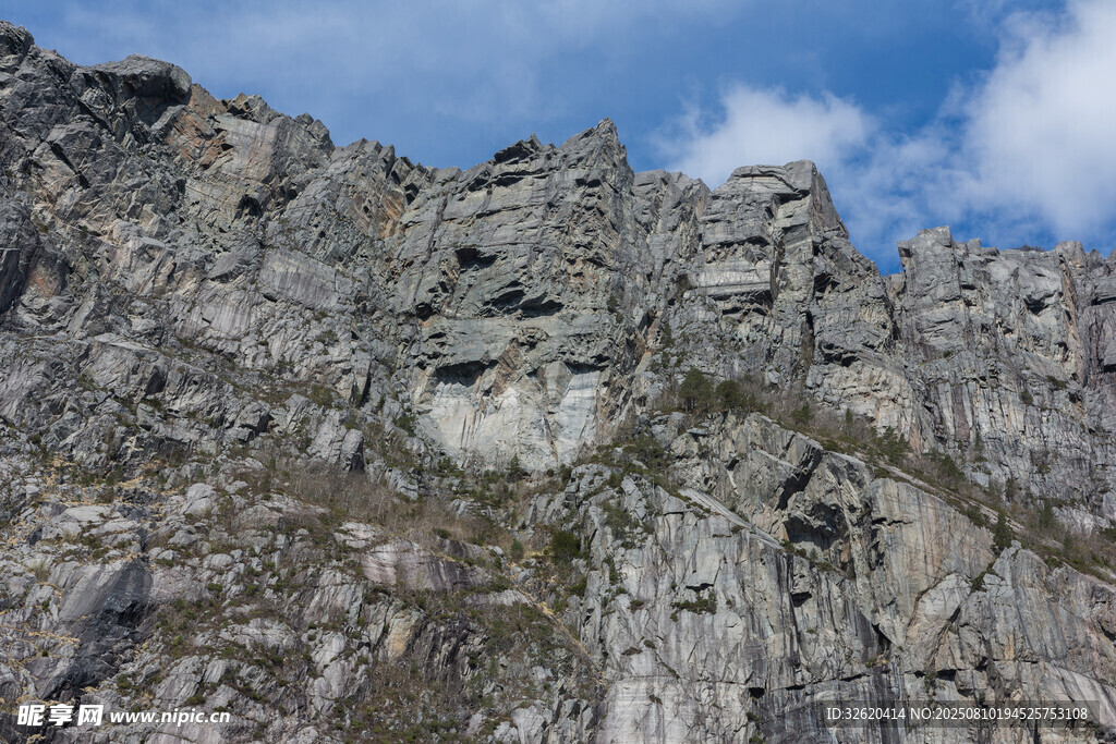 陡峭嶙峋的岩石山峰