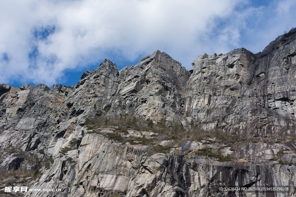 巍峨嶙峋的壮丽山峰