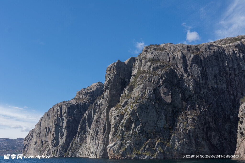 巍峨险峻的高山景观