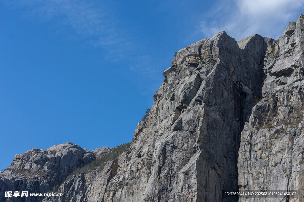 巍峨险峻的高山峭壁