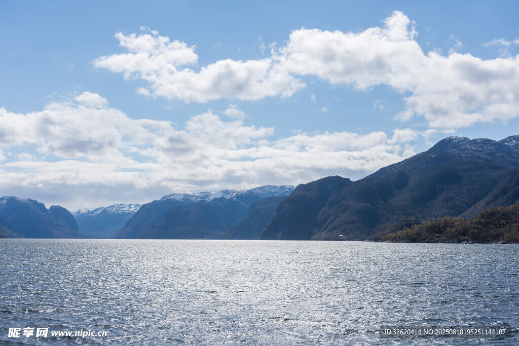 宁静湖景与远处山峦