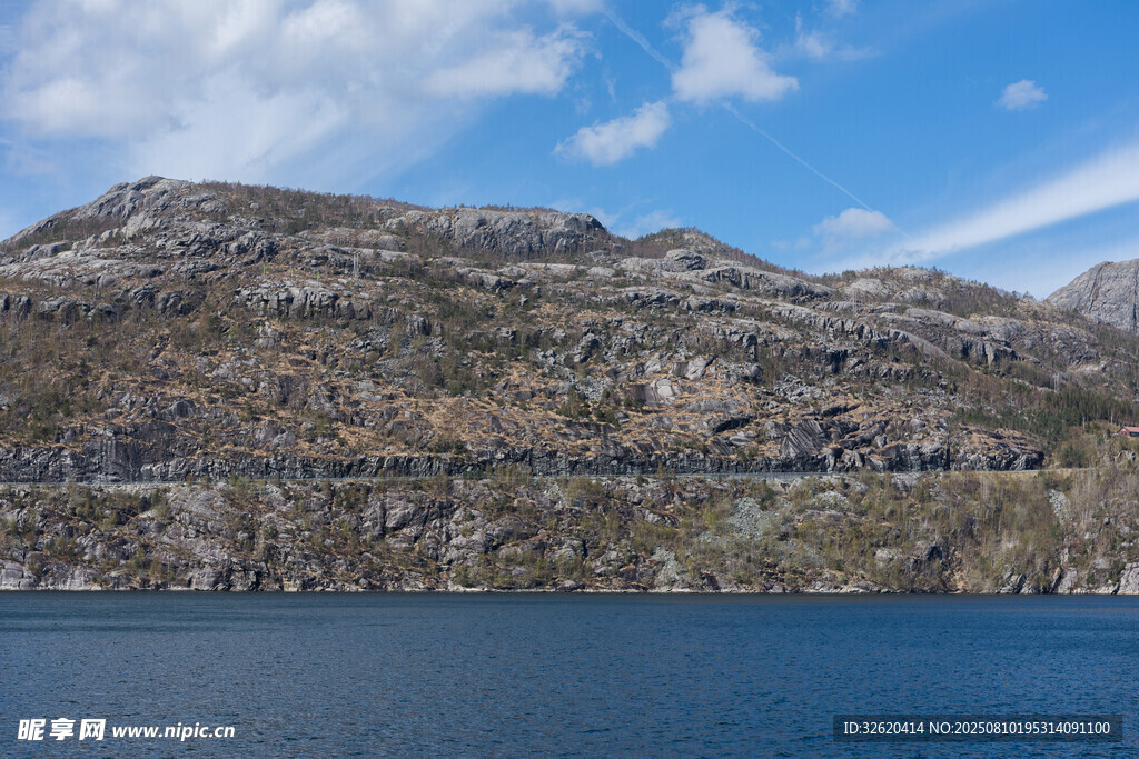 湖畔山峦美景