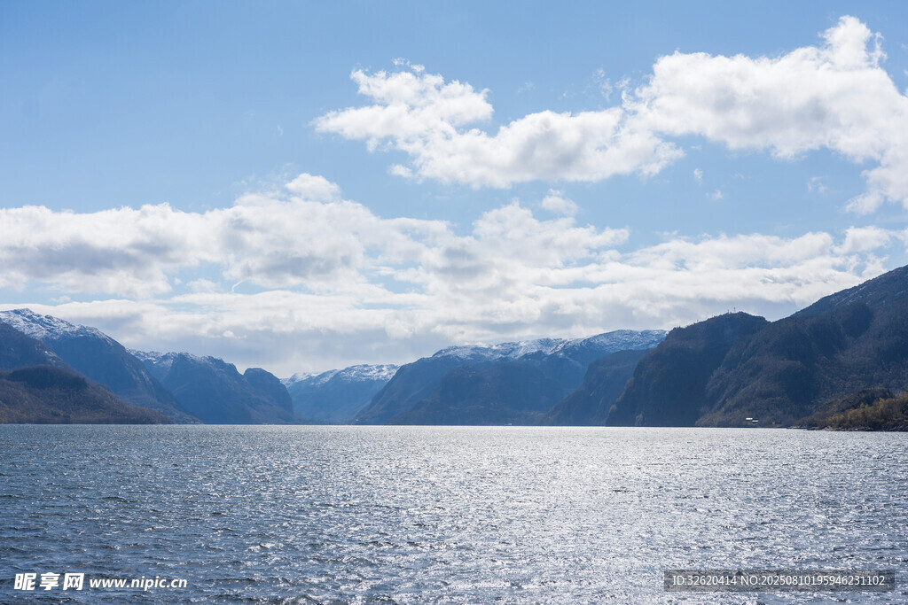 湖畔蓝天青山美景
