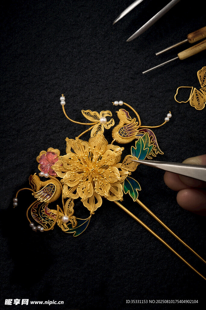 精美古风金饰手工制作中