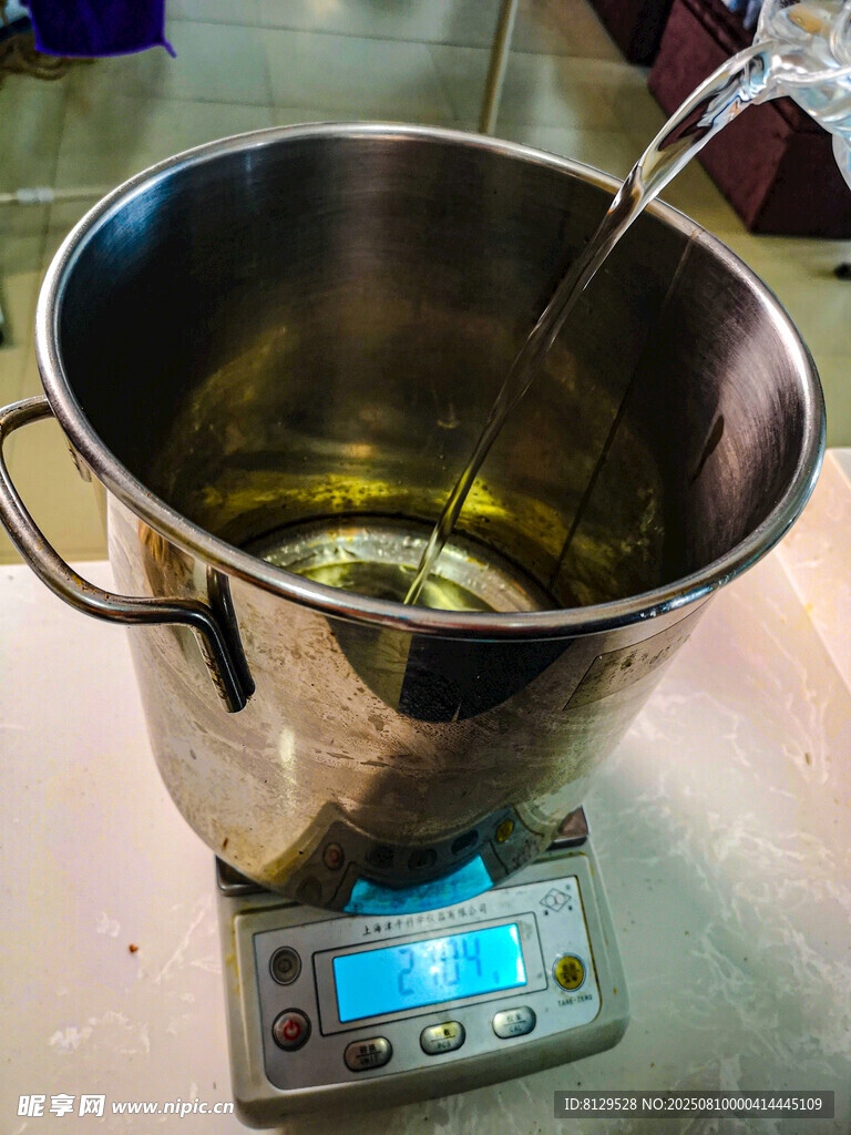 不锈钢容器倒油于秤上操作