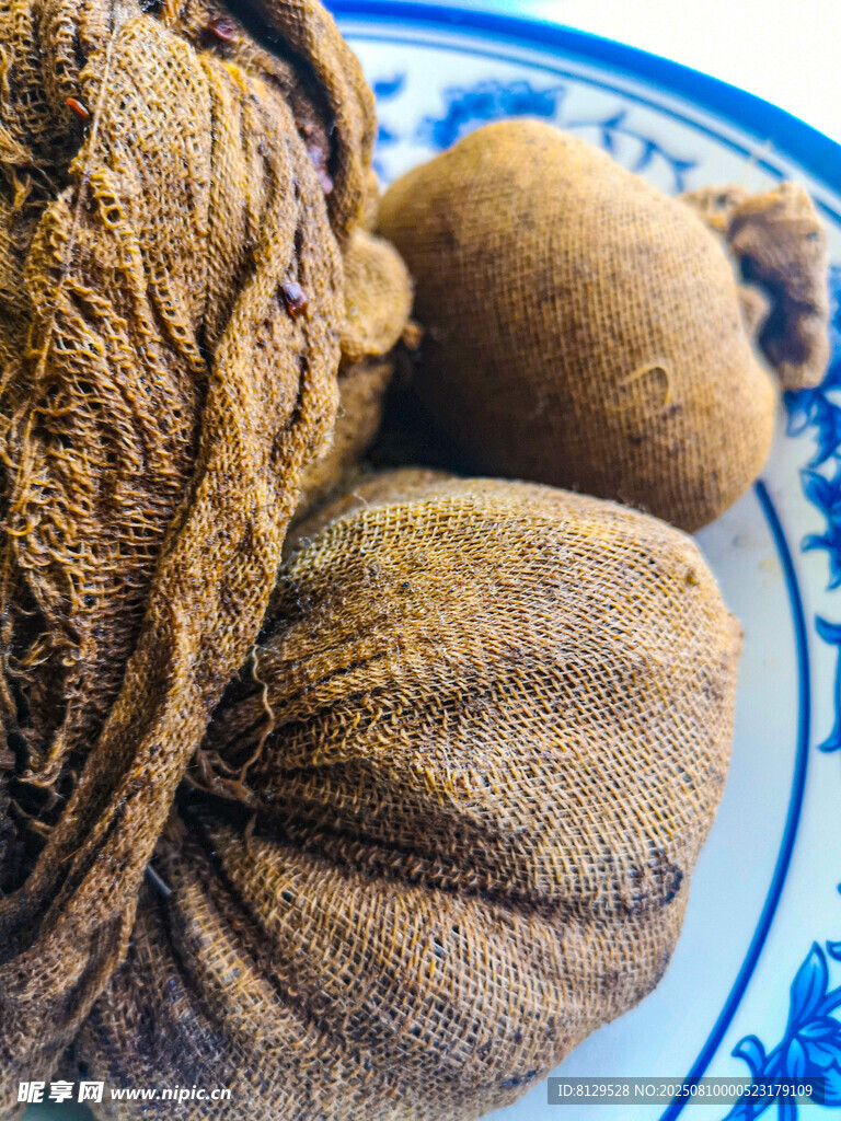 干制猴头菇置于蓝白瓷盘