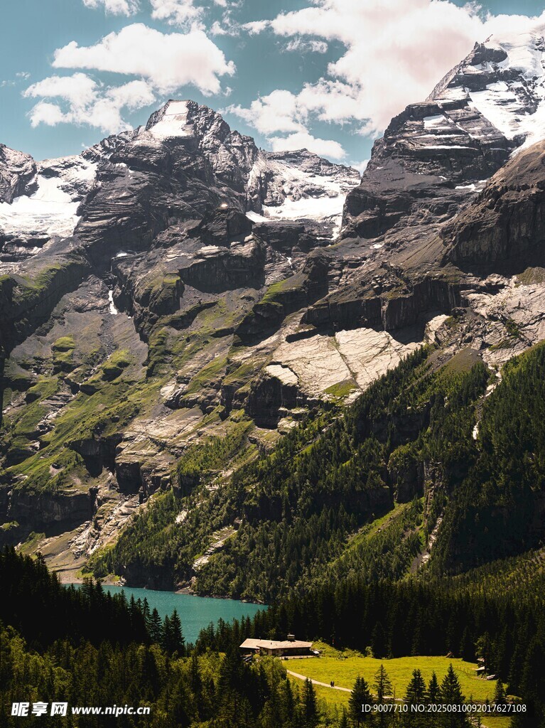 壮丽高山下的幽美湖泊