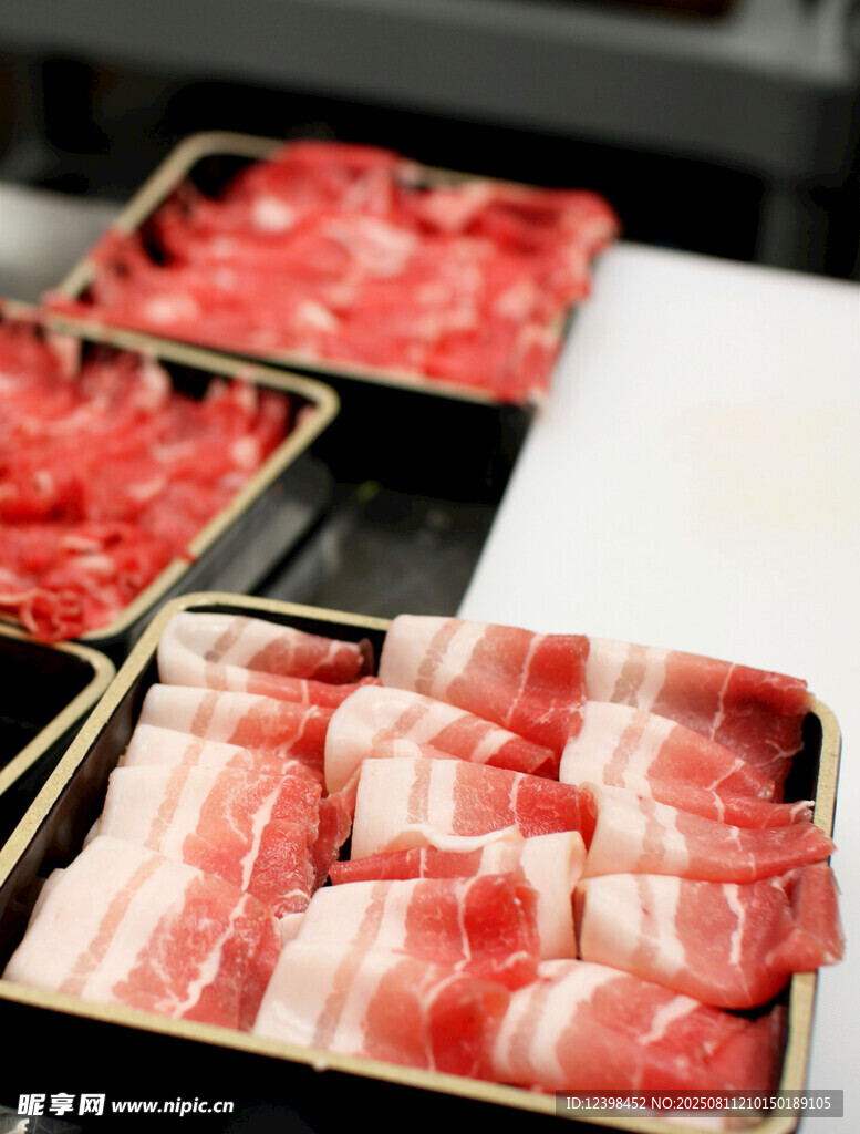 新鲜美味的盒装牛肉片