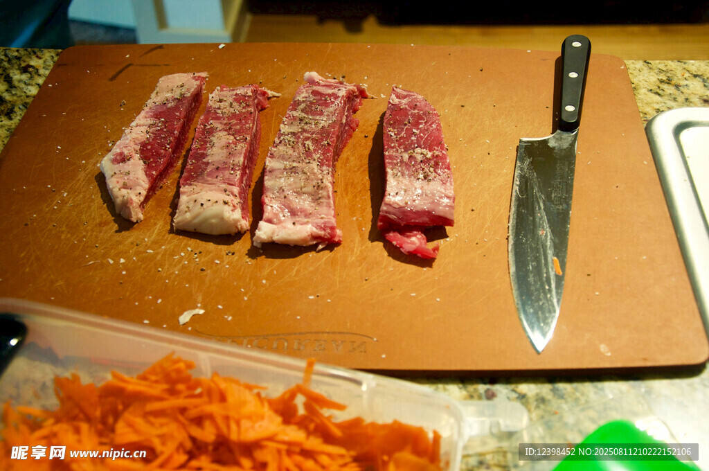 砧板上的生肉与刀具