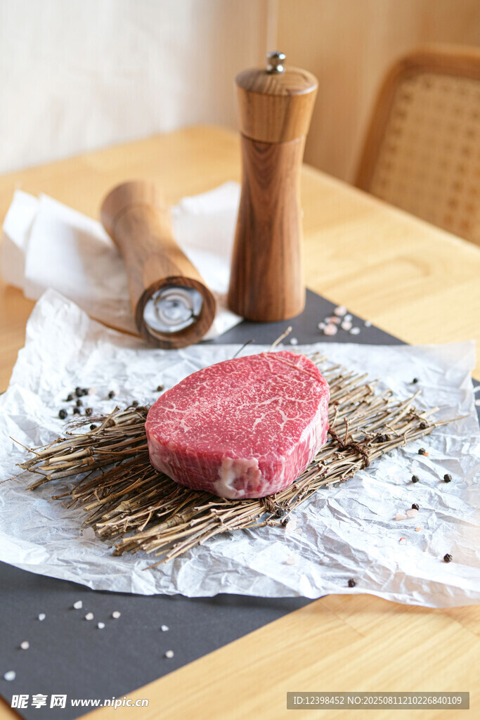 新鲜生牛排搭配香料器具