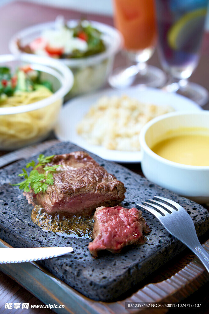 美味牛排与多样餐食搭配