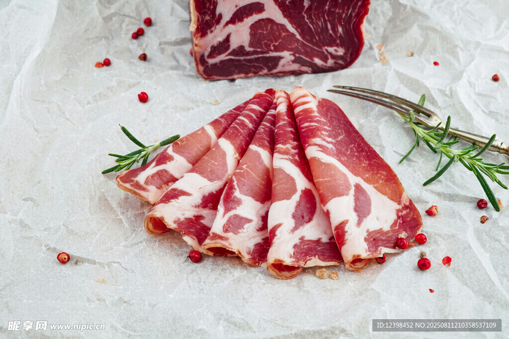美味火腿片与牛肉的搭配