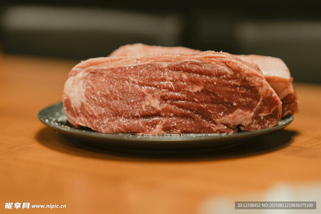 新鲜生牛肉置于黑色盘上