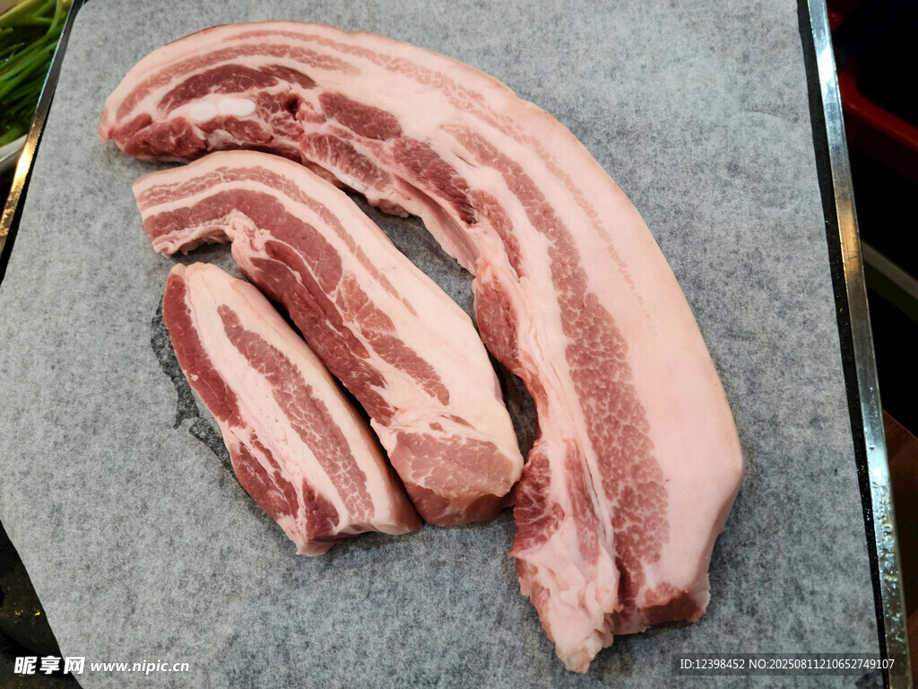 新鲜五花肉切片展示