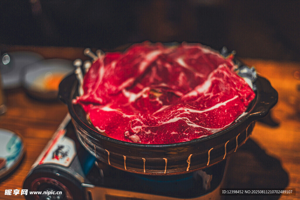 铜锅涮鲜牛肉片