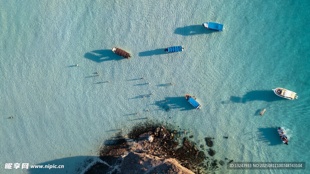 清澈海岛浅海停泊多彩船只