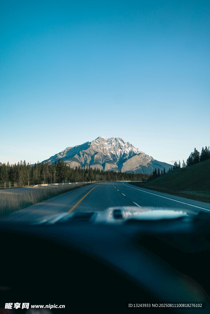 车内视角的远山公路风景
