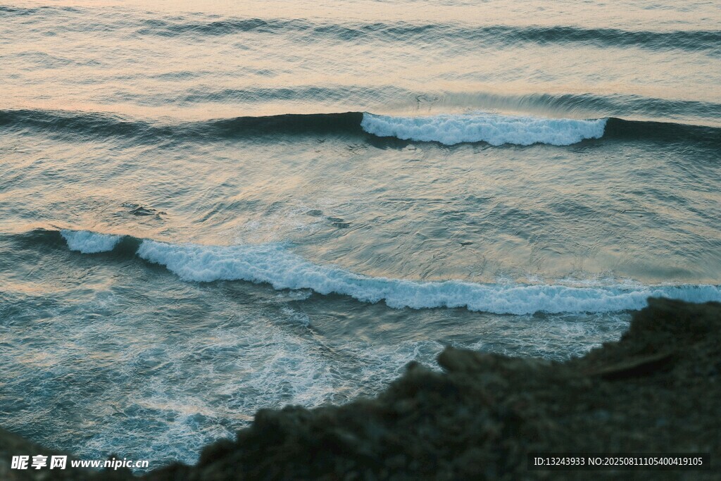 海边夕阳下的翻涌海浪