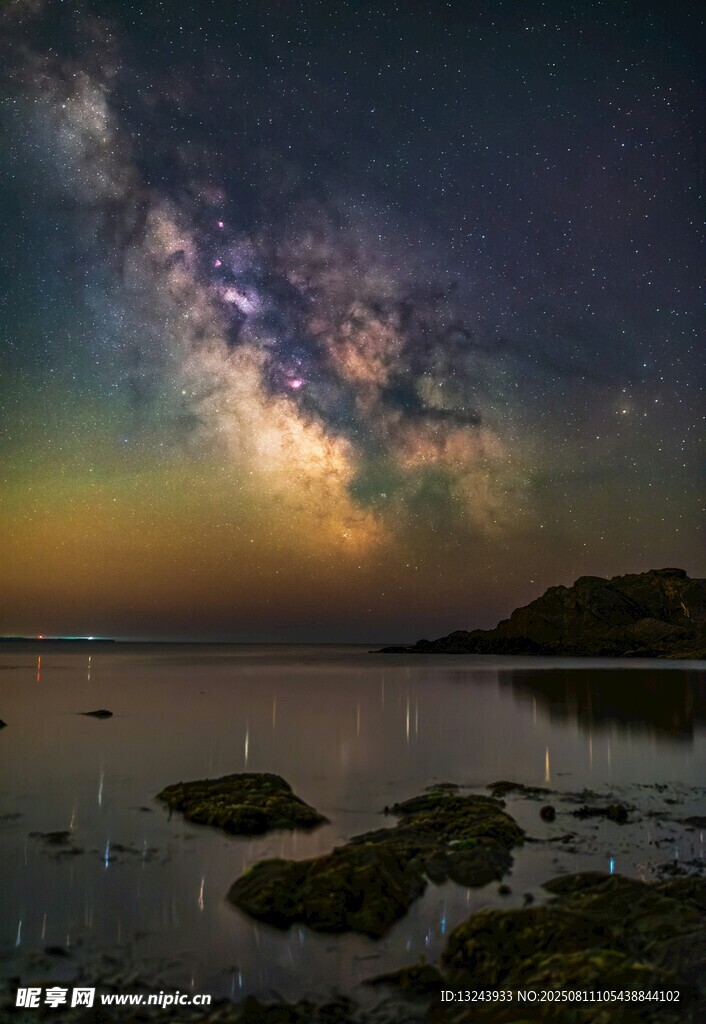 海边璀璨星空夜景图
