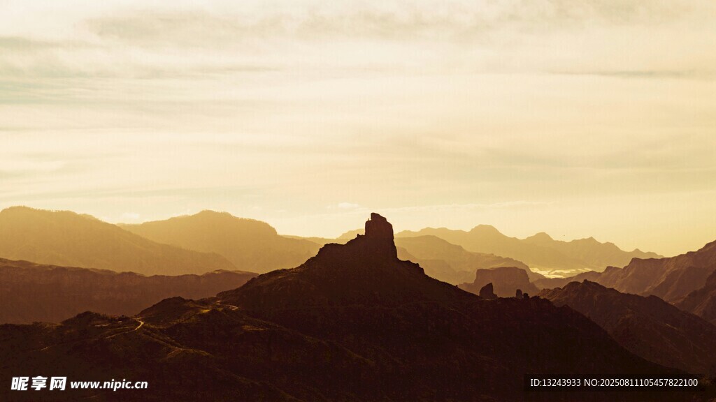 创意黄色夕阳下的孤峰美景
