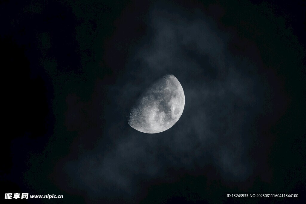 夜空中的朦胧月亮