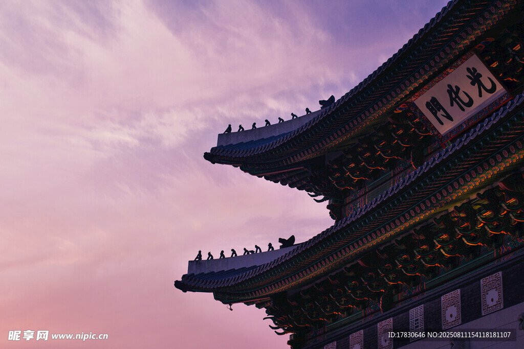黄昏下的中式古建筑一角
