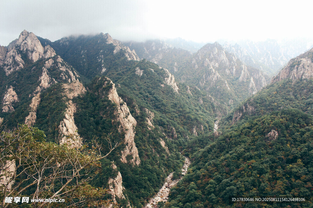 壮丽山峦景观