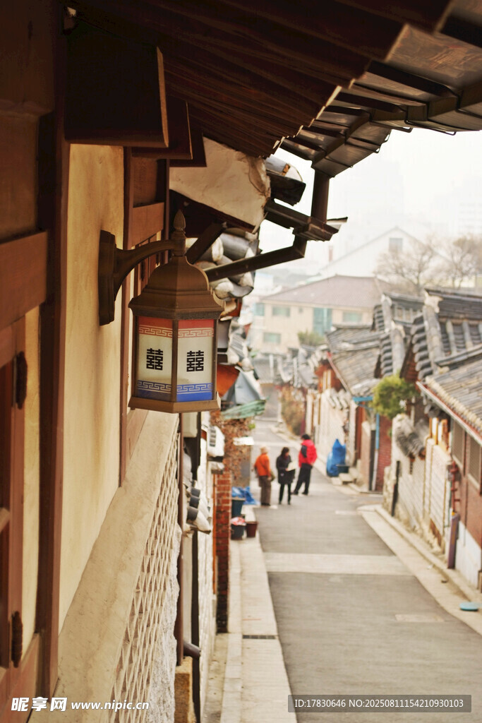 古巷行人景
