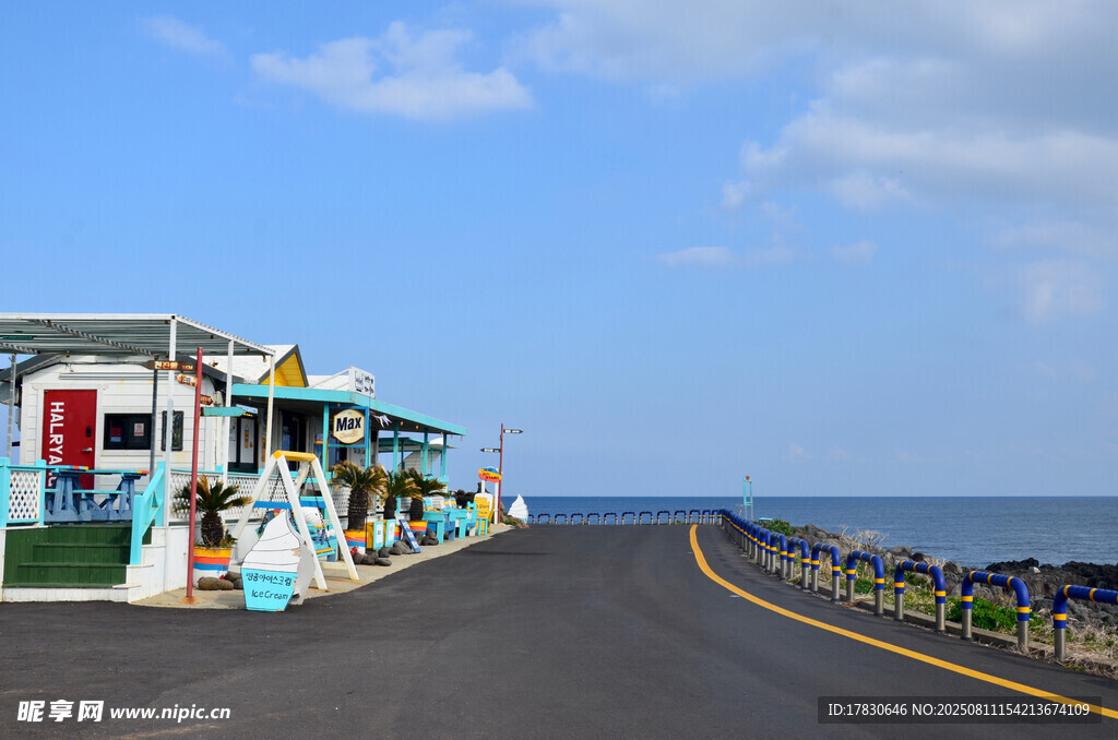 海边彩色房屋旁的公路