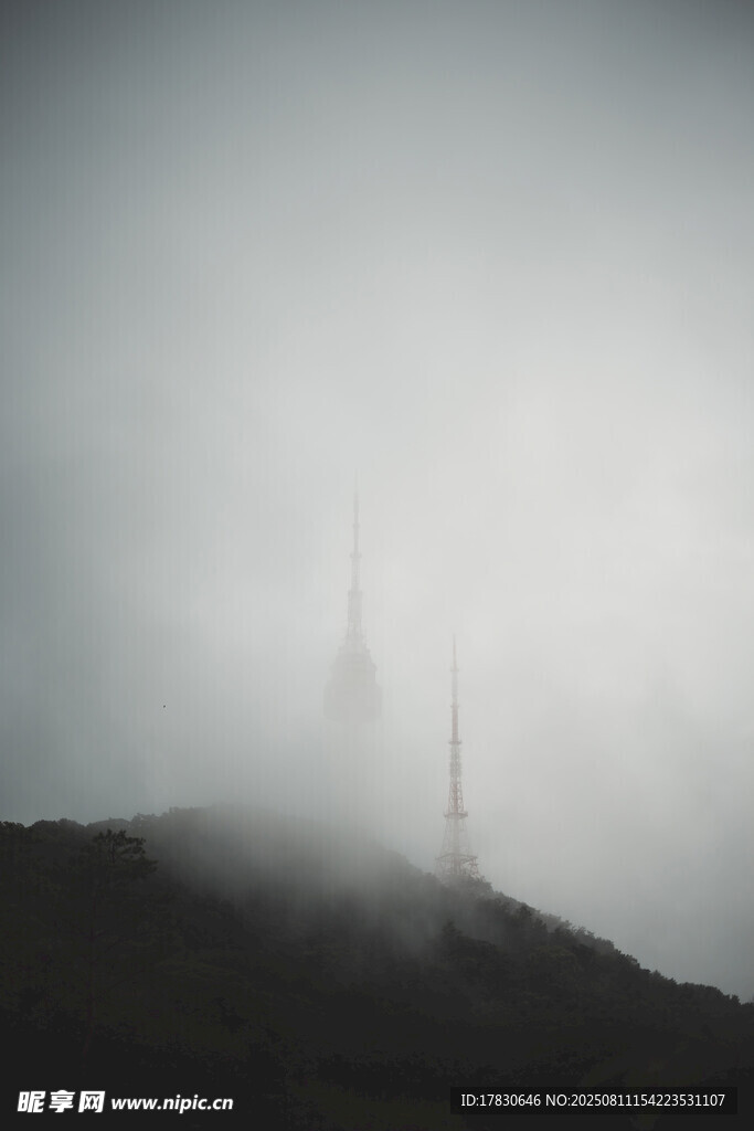云雾缭绕中的山顶建筑
