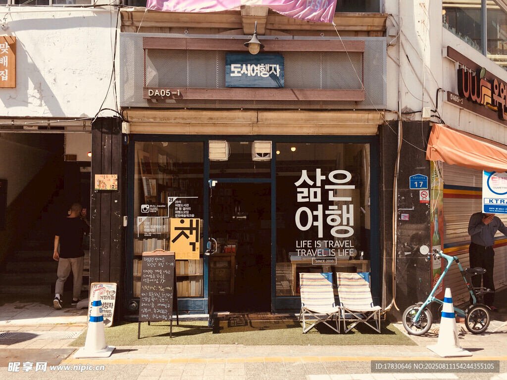 日式街头小店外观