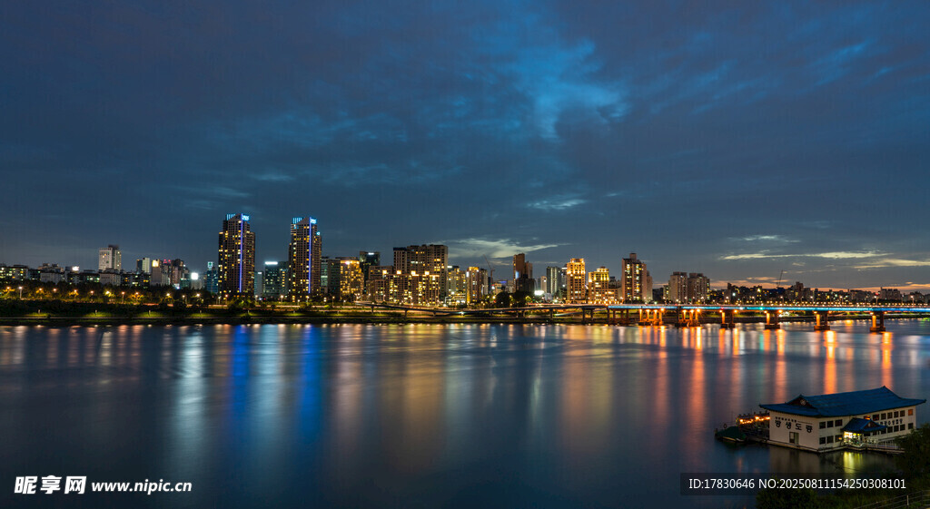 城市夜景下的静谧水面