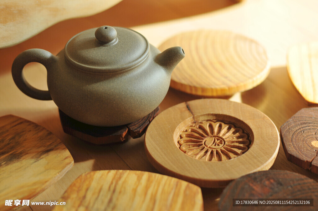 古朴茶壶与木质茶具