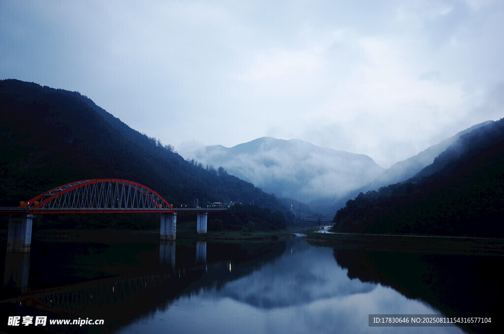 山间桥梁映于宁静湖面