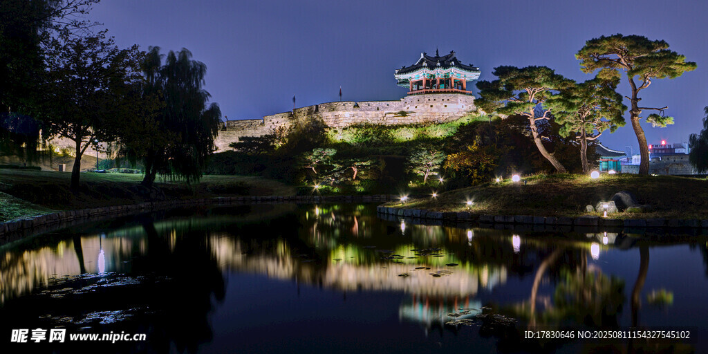 夜晚湖畔的华丽建筑倒影