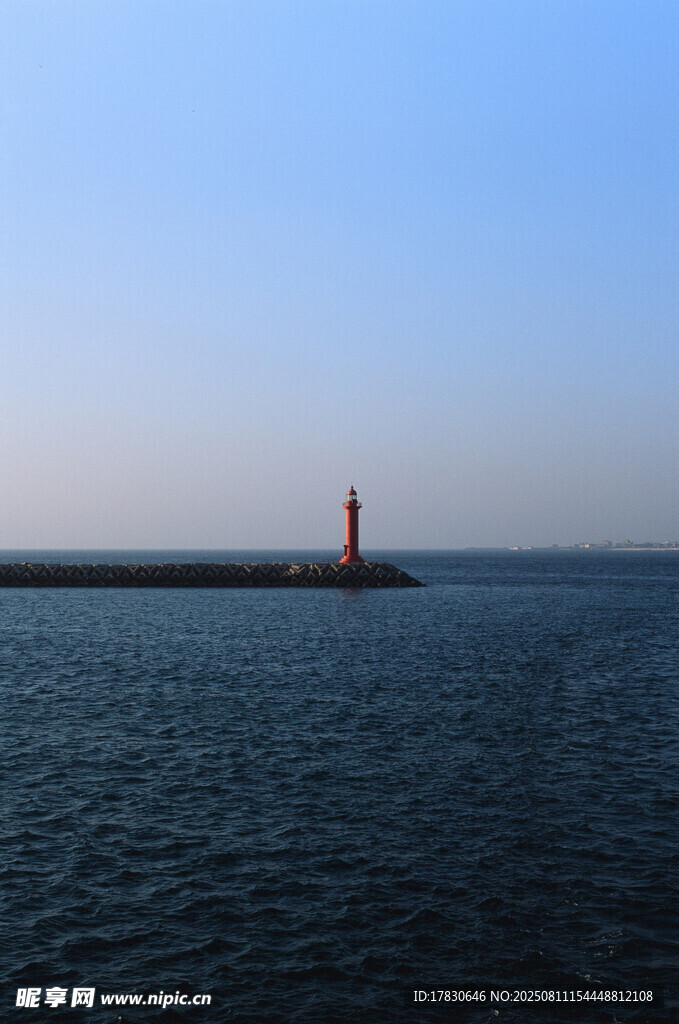 海边灯塔屹立于辽阔海面