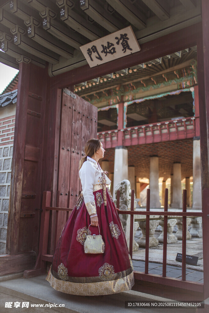 传统韩服女子于古建门前