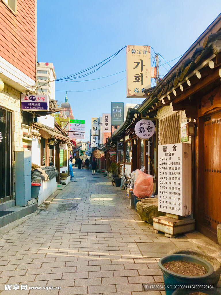 日式风情街道景象
