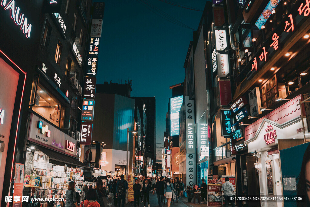 繁华都市夜巷的热闹景象