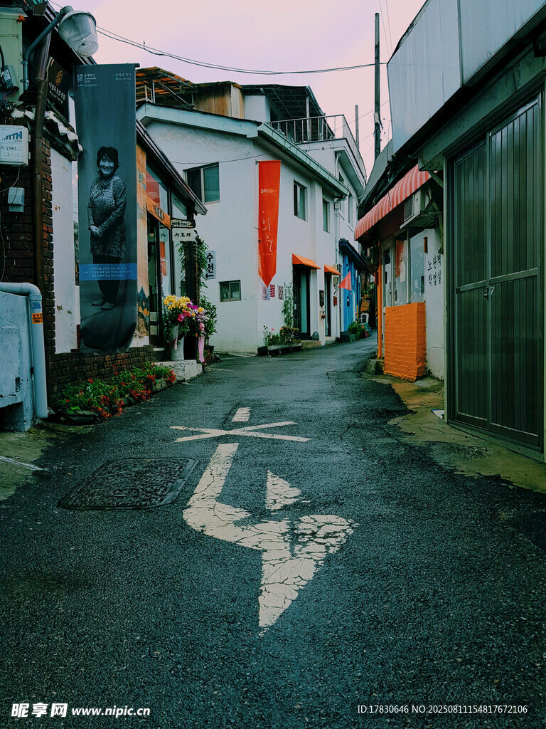 狭窄街道上的白色箭头标识