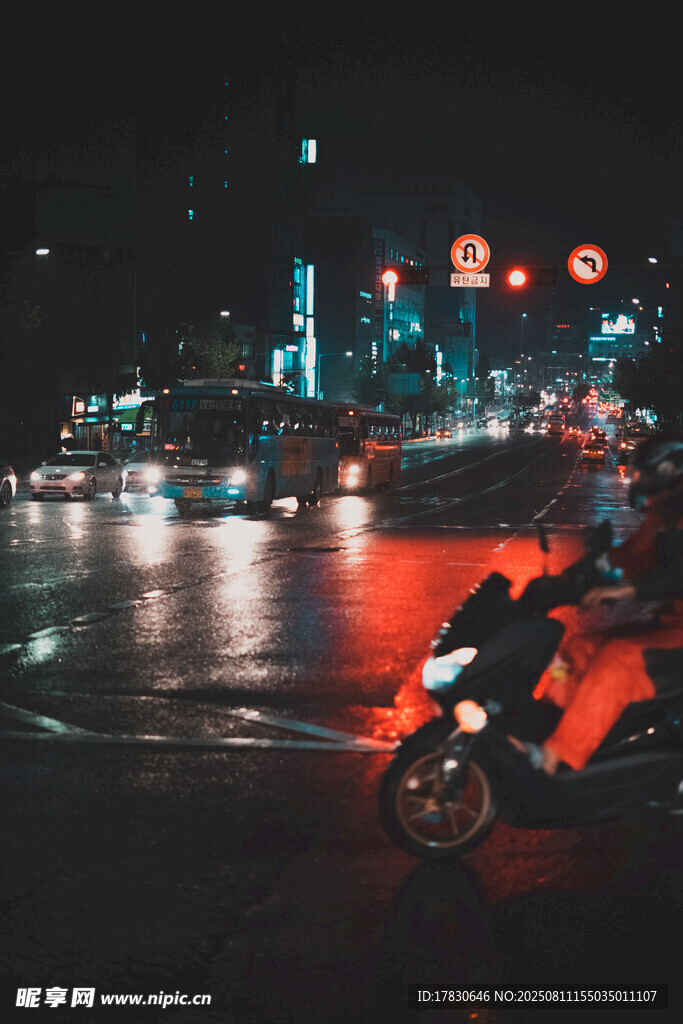 雨夜街头的摩托车身影
