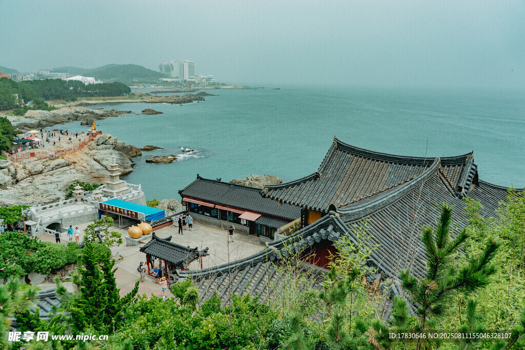 俯瞰海边古建筑景观