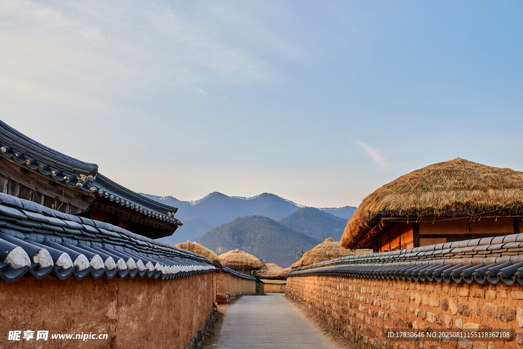 古村落建筑与远山景致