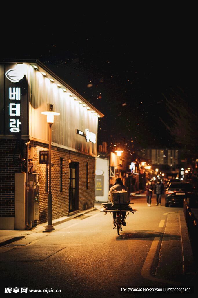 夜晚街道上的骑行景象