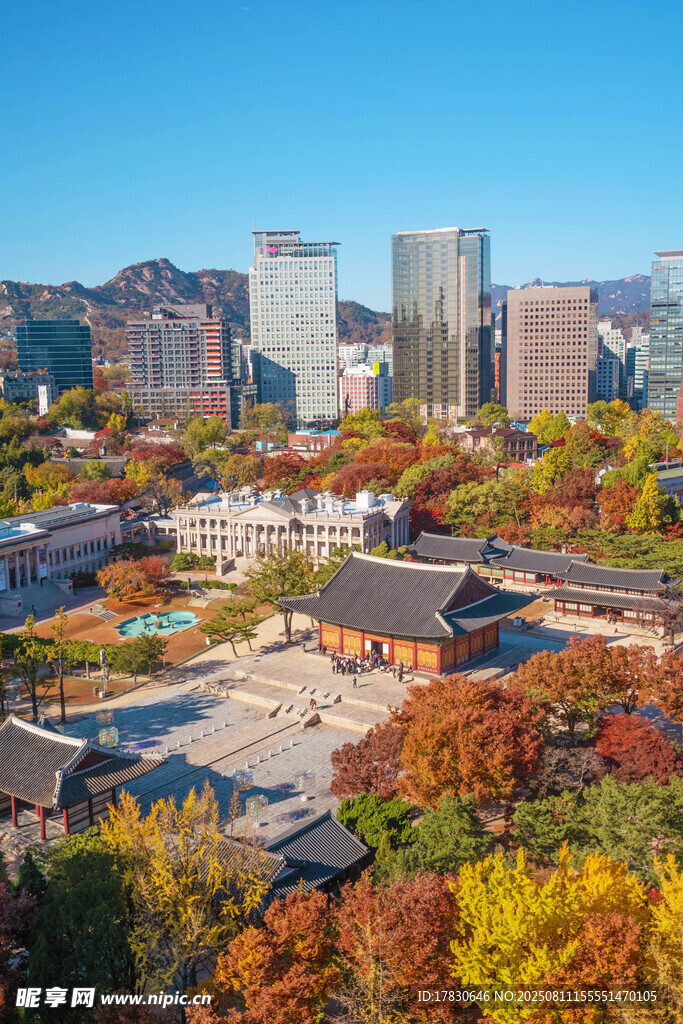 秋日城市中的传统建筑风光