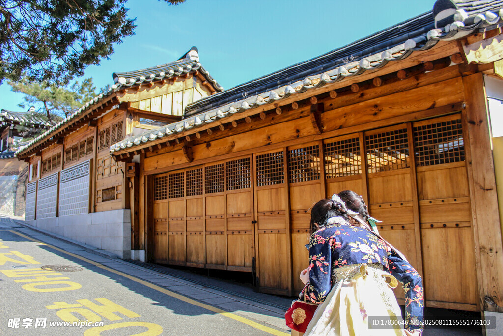 韩服女子漫步传统韩式建筑旁