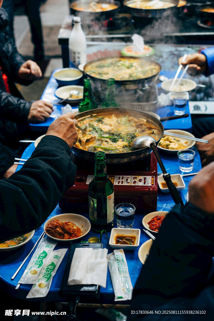 热闹火锅聚餐场景