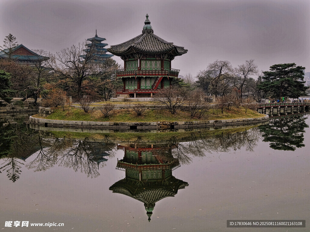 湖畔古亭倒影美景