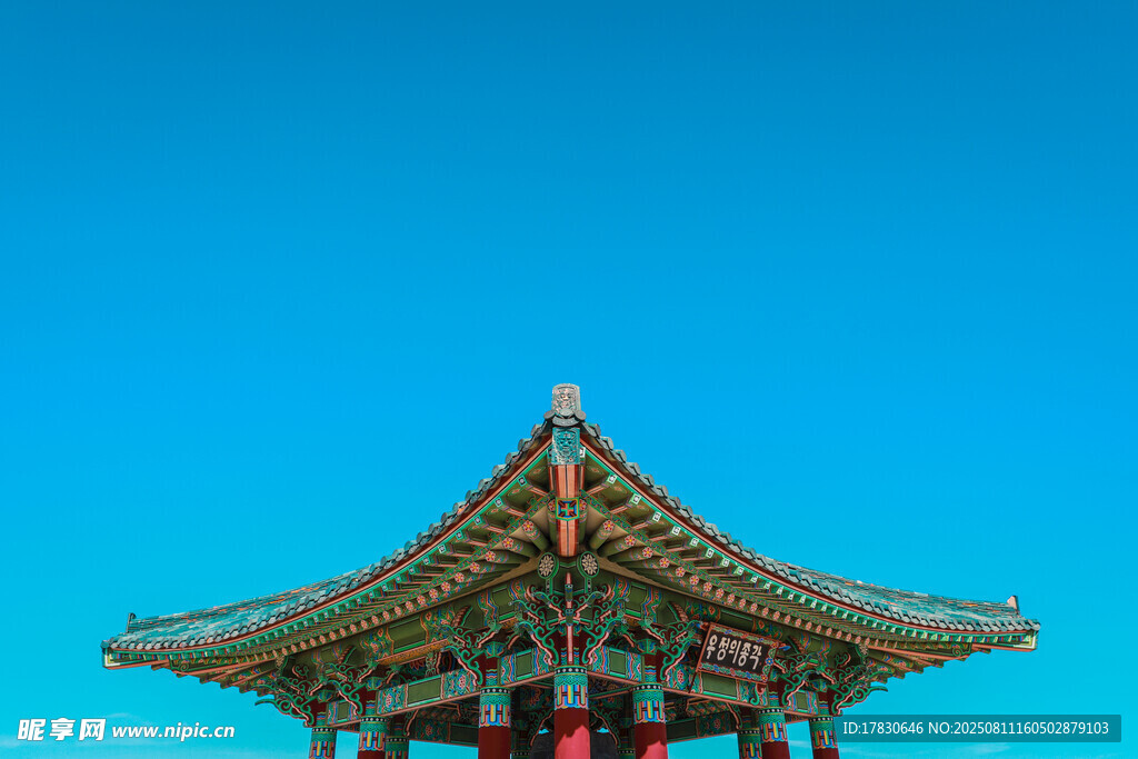 传统中式飞檐建筑一角